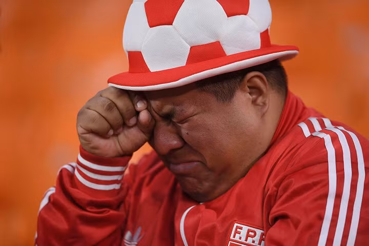 Người đàn ông này không thể cầm được nước mắt khi chứng kiến đội nhà Peru thất bại 0-1 trước đội tuyển Pháp. Ảnh: Getty.