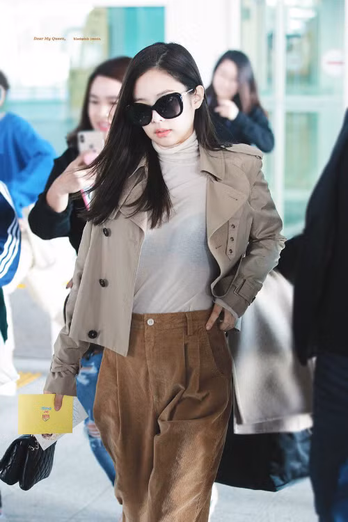 Chưa kể Jennie còn rất chịu khó thay đổi hình ảnh. Đời thường thì đơn giản mộc mạc mà lên sân khấu hay dự sự kiện, thì lồng lộn sang chảnh hết phần người khác.