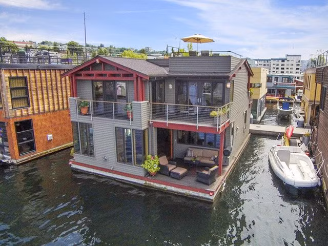 Ngôi nhà 2 tầng ở hồ Union (thành phố Seattle, Mỹ) được rao bán 3,6 triệu USD. Vẻ ngoài giản dị của công trình khiến nhiều người thắc mắc tại sao chủ đầu tư lại đưa ra mức giá cao tới vậy. Có nhiều nhà nổi trong khu vực này chỉ có giá 300.000 - 500.000 USD.