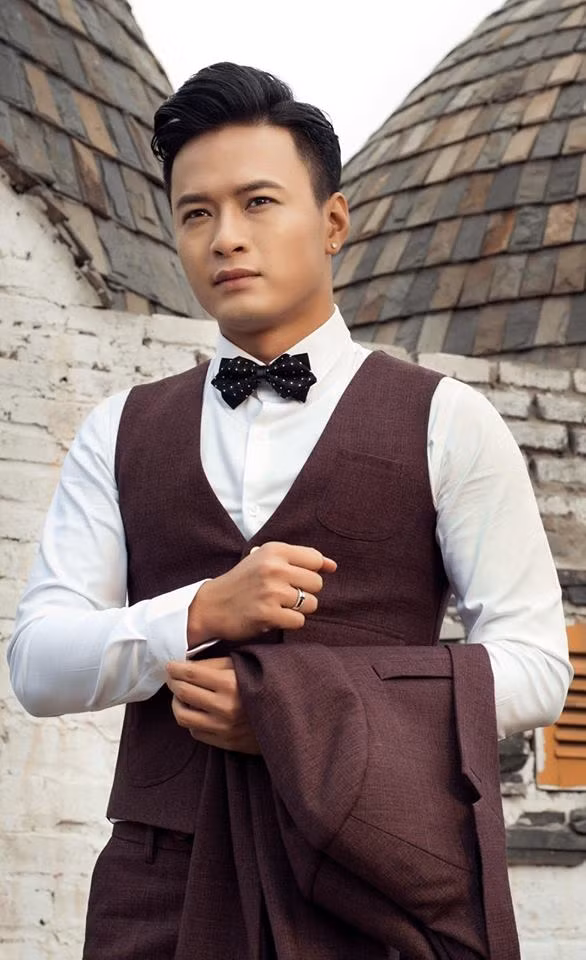 Đầu tiên chính là Hồng Đăng, anh chàng Phong trong Cả Một Đời Ân Oán. Sở hữu ngoại hình điển trai cùng diễn xuất tự nhiên, sau màn hóa thân vào nhân vật Phong, con riêng của ông Quang với mối quan hệ rối ren của tập đoàn Vũ Gia, Hồng Đăng giờ đây đã là một trong những cái tên được săn đón nhất của thị trường phim truyền hình phía Bắc.