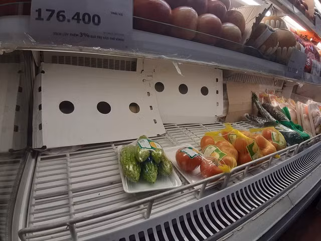 Tuy mới hơn 10h sáng nhưng một số kệ hàng đã trống trơn, cháy hàng.