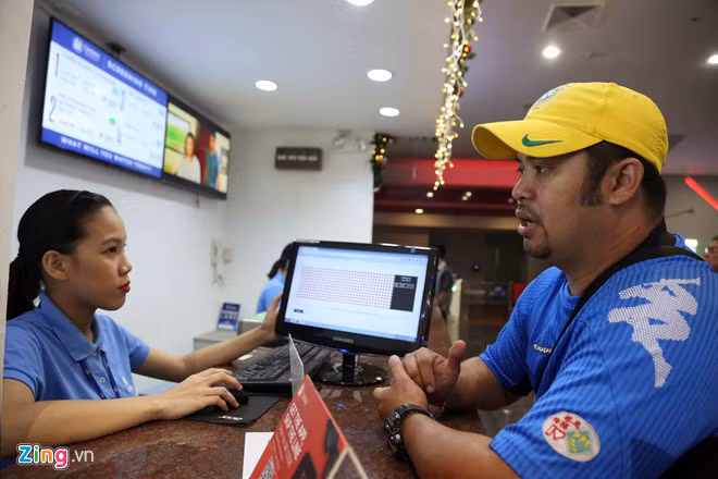 Ông Tolentino ngạc nhiên khi khu khán đài A đã được bán hết. Ảnh: Thuận Thắng.