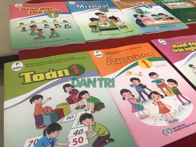 Toán học vốn là một bức tranh đẹp, nhưng với chương trình Toán hiện hành, có thể thấy, phần lớn học sinh chỉ được học “tô lại” bức tranh đó hoặc tô “hàng rào”. Ảnh: Mỹ Hà.