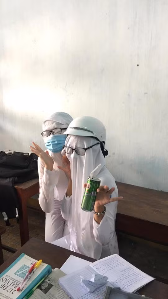 Tạo dáng check-in trước khi đi dọa các bạn lớp khác.