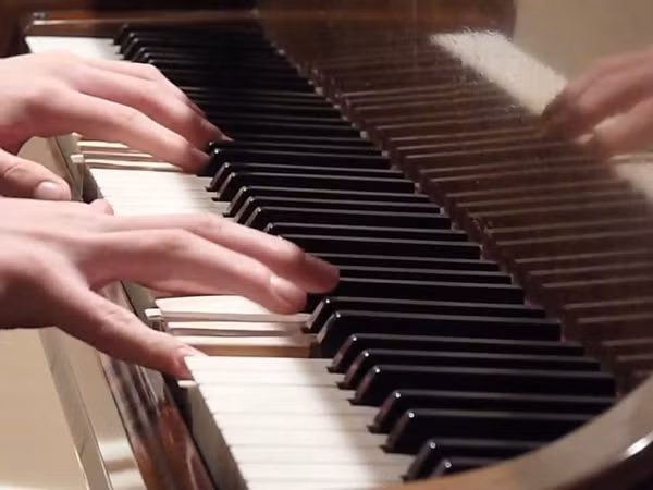 Tiếng đàn piano mỗi cuối tuần đã luôn tạo ra cảm giác vui vẻ, hạnh phúc.