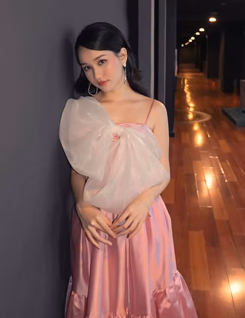 Là nữ chính trong tác phẩm điện ảnh chuyển thể từ truyện dài nổi tiếng cùng tên Mắt biếc, Trúc Anh gây chú ý khi phim vừa ra rạp. Ngoài gương mặt thơ ngây, Trúc Anh ở đời thường cũng có phong cách ăn mặc toát lên vẻ tinh khôi không khác nhân vật Hà Lan là bao.
