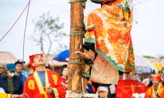 Người Sán Dìu ‘chân trần leo trên lưỡi đao’ khiến người xem thót tim