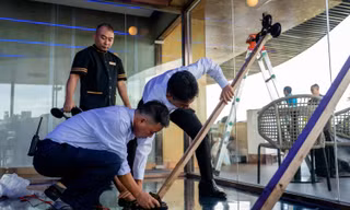 Khách sạn khu du lịch ở Quảng Ninh chèn cửa chống bão