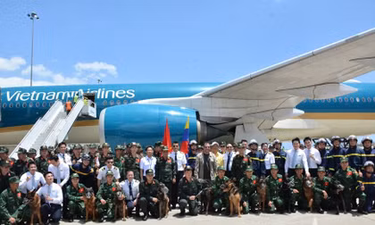 Tổ lái chuyến bay đặc biệt VN66. Chuyến bay do Cơ trưởng Tô Ngọc Giang - Phó Tổng Giám đốc Vietnam Airlines (thứ 3 từ phải sang trái) - cầm lái chính, là người có quyền điều hành cao nhất trên chuyến bay.