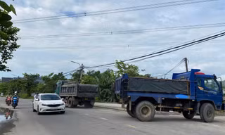 Nhiều xe tải lớn lưu thông vào tuyến ĐH2.