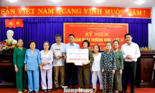 Công ty Him Lam và Báo Tiền Phong thăm, tặng quà người có công ở Đà Nẵng
