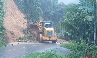 Mưa như trút, Đà Nẵng khẩn cấp di dời dân vùng sạt lở Trà Leng