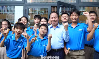 Phó Thủ tướng nói với học sinh trường Hy Vọng: Qua giông bão, chúng ta sẽ mạnh mẽ hơn!