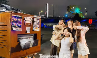 Photobooth dưới chân cầu Rồng Đà Nẵng hút bạn trẻ