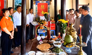 Thắp hương tri ân tại ngôi nhà có 4 liệt sĩ và Mẹ Việt Nam anh hùng