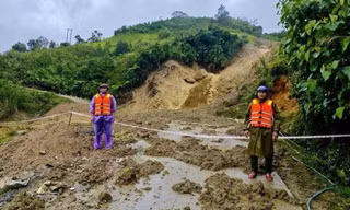 5 thôn ở Quảng Ngãi bị cô lập sau sạt lở núi kinh hoàng