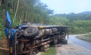 Lật xe tải trên đèo khiến nhiều người thương vong