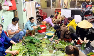 Người dân Quảng Ngãi nổi lửa sáng đêm nấu bánh chưng, soạn thực phẩm gửi vùng lũ