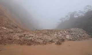 Mưa lớn gây sạt lở, chia cắt đường tránh đèo Văn Rơi