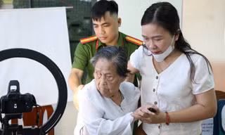 Háo hức 'quê cũ tên mới': Cụ bà 87 tuổi đi làm căn cước từ sáng sớm