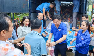 Hàng nghìn túi quà thanh niên đến với người dân 'rốn lũ' Đà Nẵng