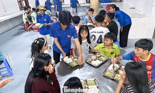 ‘Bữa cơm thanh niên’ tiếp sức sĩ tử vùng núi Đà Nẵng
