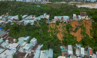 Những mái nhà chênh vênh bên sườn núi trước mùa mưa bão