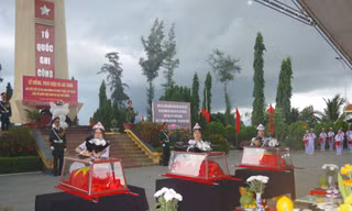 Lực lượng chức năng của tỉnh Gia Lai triển khai đào tìm kiếm.