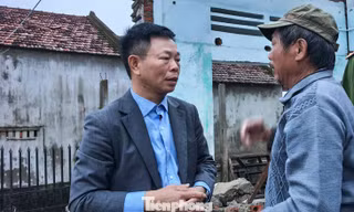 Báo Tiền Phong cùng các nhà hảo tâm chia sẻ khó khăn với người dân vùng lũ Đắk Lắk
