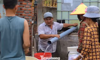 Gia Lai huy động xe tiếp nước cho người dân sau bão