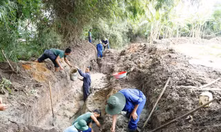Các lực lượng tìm kiếm, quy tập hài cốt liệt sĩ tại khu vực vườn nhà người dân ở tổ dân phố Lộc Thuận (phường An Nhơn Bắc).