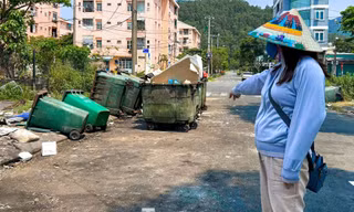Rác thải tràn lan trên nhiều tuyến đường ven biển Sơn Trà