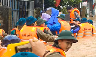 Cán bộ chiến sĩ dầm mưa di dời hàng chục hộ dân ở Đà Nẵng