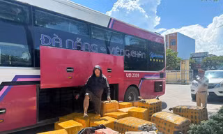 Phát hiện 19 thùng sụn chân gà bốc mùi trên xe giường nằm