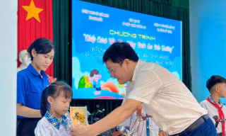 Nhiều học sinh Huế nhận quà tặng xe đạp, dụng cụ học tập dịp lễ 2/9