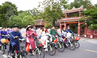 Thông điệp sống xanh từ Áo dài qua phố ở Huế