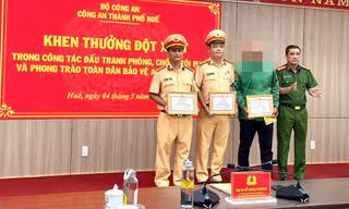 Khen thưởng tài xế xe ôm dũng cảm truy bắt trộm