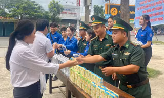 Tuổi trẻ Biên phòng tiếp sức sĩ tử vùng biên