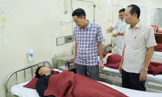 Gần 100 người nhập viện nghi ngộ độc 