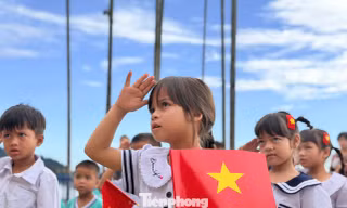 Hình ảnh dễ thương ngày khai giảng ở điểm trường có 38 học sinh vùng cao Đà Nẵng