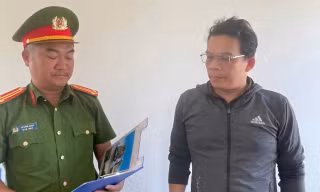 Mất gần 1 tỷ đồng vì nhờ làm hộ sổ đỏ