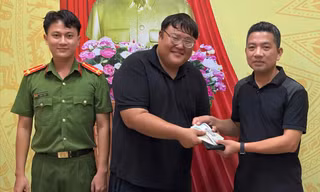 Du khách Hàn Quốc nhận lại túi xách bị rơi ở Đà Nẵng