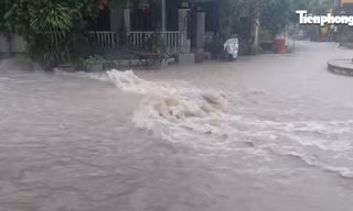 Nước cuộn như thác ở xã đảo Cù Lao Chàm