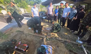 Lực lượng chức năng khai quật, tìm kiếm các hài cốt liệt sĩ. Ảnh: BCH QS ĐN