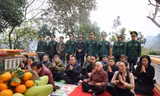 Tri ân những người lính Biên phòng đã hy sinh ở Hữu Nghị năm 1979. Ảnh: Duy Chiến