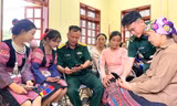 Cán bộ Đồn Biên phòng Chiềng On và bộ đội địa phương hướng dẫn bà con làm quen với những tiện ích số phục vụ cuộc sống