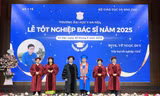 Vũ Ngọc Duy (người thứ ba từ phải sang) nhận bằng tốt nghiệp từ ban giám hiệu Trường Đại học Y Hà Nội Ảnh: NVCC