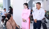 Lãnh đạo phường Thuận An thăm hỏi người dân đến làm thủ tục hành chính Ảnh: H.CHI 