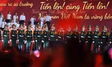 Cảnh hàng vạn người cùng hát Quốc ca đã trở thành khoảnh khắc được chia sẻ rộng rãi trên các nền tảng số. Ảnh: Dương Triều