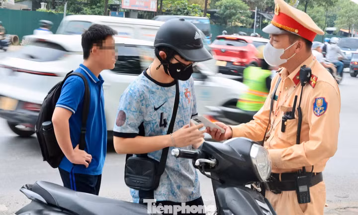 'Quên' mũ bảo hiểm cho con, mẹ nhận phạt, con đến trường muộn